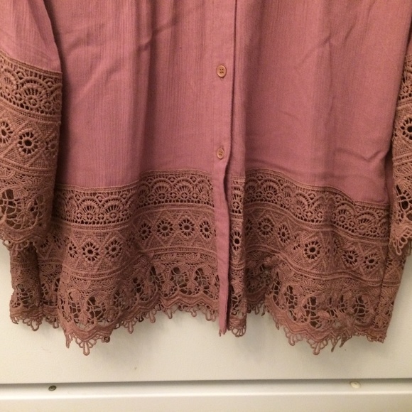 So pretty ladies shirt/blouse, size L with lace effect on wrist/bottom - Picture 8 of 8
